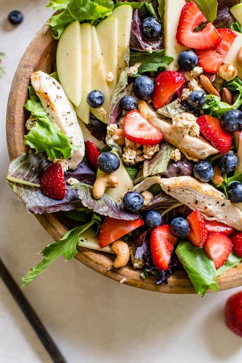 Market Salad Recipe, Fast Food Salads, Chick Fil A Recipe, Market Salad, Chicken Crispy, Food Planner, Berry Salad, Honey Mustard Dressing, Macro Meals