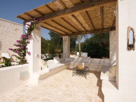 House Pergola, Farmhouse Rental, Rooftop Patio Design, Pool House Designs, Rooftop Patio, Backyard Pool Landscaping, Puglia Italy, Private House, Mediterranean Garden