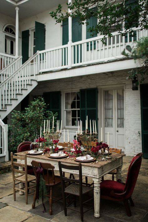 !!! New Orleans Courtyard, French Courtyard, Dining Outside, New Orleans Decor, Outside Dining, Creole Cottage, Courtyard Design, New Orleans French Quarter, New Orleans Homes