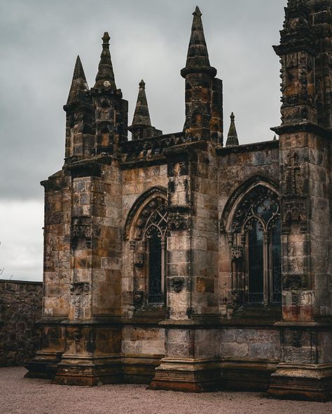 Rosslyn Chapel, Stirling Scotland, Scotland Edinburgh, Stirling Castle, Travel Scotland, Scottish Castles, Gothic Architecture, 100 Years, Edinburgh