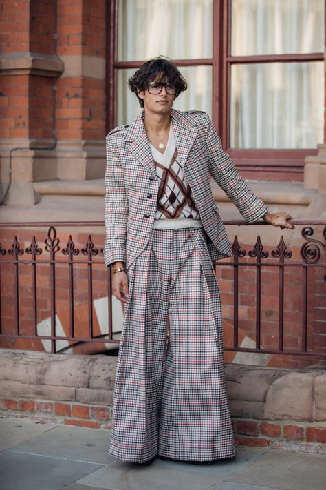 Street Style at London Fashion Week Spring 2023 [PHOTOS] – WWD London Street Wear, London Street Fashion, Fashion Week Spring 2023, London Look, Mens Fashion Streetwear, Androgynous Fashion, London Street Style, London Street, Spring 2023