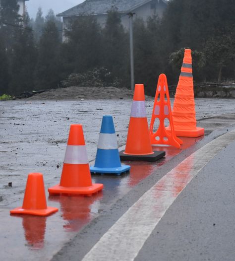 Mini cone, speorts cone, black base cone, retractable LED cone Cone Head, Build Business, Traffic Cone, Traffic Safety, Workplace Safety, Road Safety, Car Park, Car Parking, Video Game