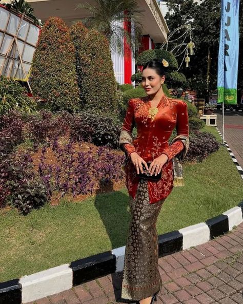 Terimakasih kak @ayusintyadewii 🥰 Kebaya beludru dengan hias bordir dan payet ✨ Informasi pemesanan silahkan hubungi kami Bryds by Danila Jl Dewi Saraswati 3 no 2a Seminyak Bali Wa 0816991899 #kebayaindonesia #kebayabeludru #kebayabordir #kebayavelvet Red Kebaya, Kondangan Outfit, Batik Modern, Seminyak Bali, Kebaya Dress, Modern Hijab, Simple Bridesmaid Dresses, Fashion Vocabulary, Everyday Fashion Outfits