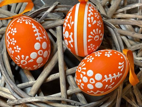 💕 Real blown out chicken eggs as decoration 💕 Real chicken eggs hand-painted with acrylic paints.  It is possible to buy chicken eggs in a different colour variation - see photo. Size approx. 2.3 inch  Price for 1 piece! Each egg is unique.  💕 Dimensions of the Easter egg: 💕 Length: 2.3 inch  Diameter: 1.6 inch  💕 Please choose the colour when ordering💕. Other products:  💕 1. wooden Easter eggs to hang, hand-painted, 6 CM💕  https://www.etsy.com/de/listing/809768609/ostereier-zum-aufhange Paint Wooden Eggs, Wood Eggs Painted, Egg Tempera Painting, Paint Filled Eggs On Canvas, Hand Painted Wooden Eggs, Egg Painting, Chicken Eggs, Hen, Easter Gift