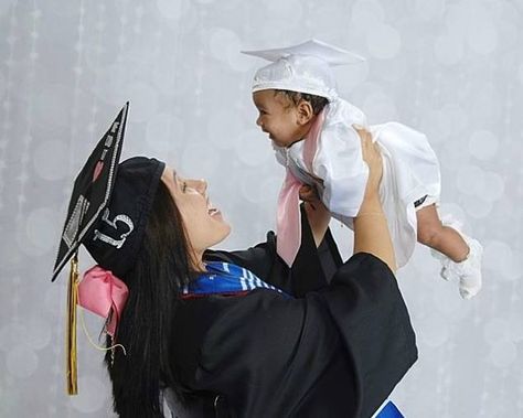 Black Family Graduation Pictures, Mom And Baby Graduation Pictures, Graduation Pic Ideas, Graduation Cap And Gown, College Graduation Photos, Grad Photoshoot, Graduation Photoshoot, Grad Pics, Cap And Gown