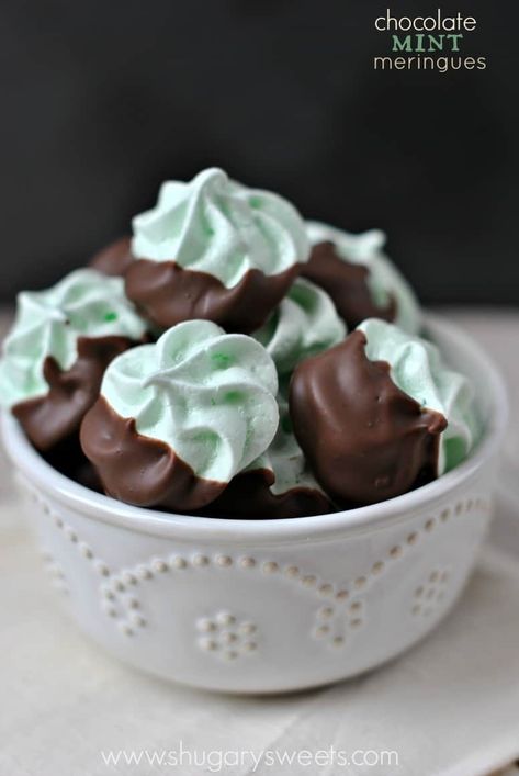 Easy Chocolate Mint Meringues {Cookie Recipe} Mint Recipes Dessert, Strawberries Bouquet, Mint Desserts, Meringue Cookie Recipe, Shugary Sweets, Meringue Recipe, Meringue Cookies, Chocolate Mint, Covered Strawberries