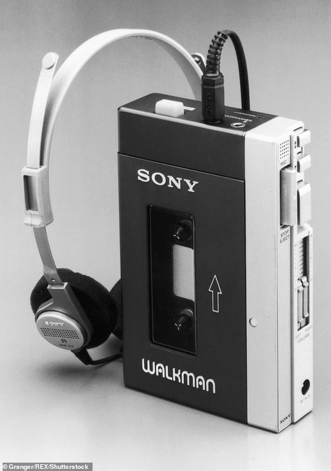 Retro Headphone, Sony Walkman, Old Technology, Retro Gadgets, Cassette Player, Music Aesthetic, Vintage Electronics, Music Stuff, Christmas Present