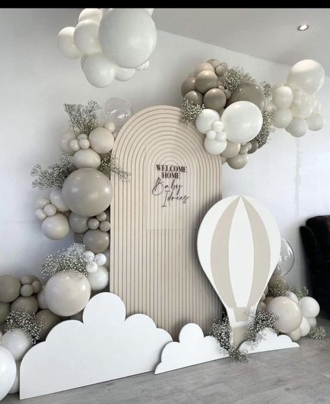 Decor Aqiqah, Small Balloon Backdrop, Small Backdrop Ideas, Aqiqah Decoration, Hot Air Balloon Gender Reveal, Baby Shower Balloon Arch, Baby Shower Decorations Neutral, Classy Baby Shower, Gender Reveal Baby Shower Themes