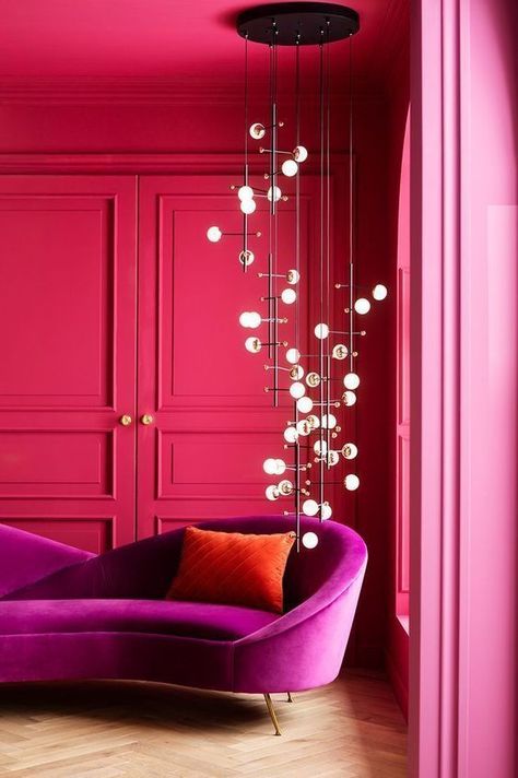 Viva Magenta: The Perfect Color to Add a Touch of Luxury to Your Home Dark Purple Walls, Aesthetic Pendant, Coral Pantone, Unique Furniture Design, Blue Photography, Pantone Color Of The Year, Viva Magenta, Pink Living Room, Gold Highlights