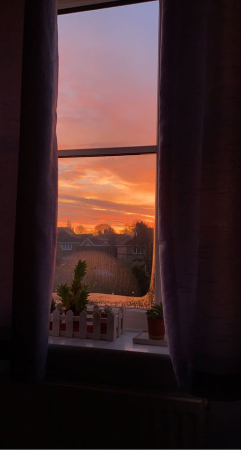 Sunrise view from a window 5am Morning Aesthetic, Aesthetic Window Seat, Window View Aesthetic, Aesthetic Window View, Sunrise Room, Sunrise Bedroom Window, Window View Nature, Morning Aesthetic Sunrise, Morning Sunrise Aesthetic