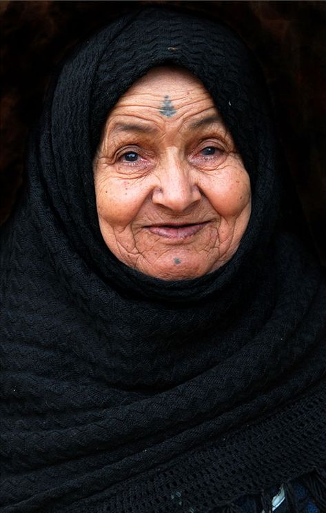 Elderly bedouin woman. Mut, Dakhla Oasis, Egypt Bedouin Woman, Egyptian People, Old Egypt, Old Faces, Face Photography, Arab Women, We Are The World, Old Woman, Woman Portrait