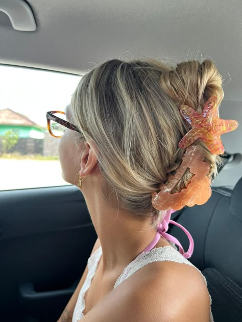 Hairstyle claw clips Hair Inspo Claw Clip, Hairstyles Hot Day, Hair Up In Claw Clip, Double Claw Clip Hairstyles, Coastal Hairstyles, Hair Styles With Barrettes, Summer 2024 Hair, Claw Clips Aesthetic, Aesthetic Claw Clips