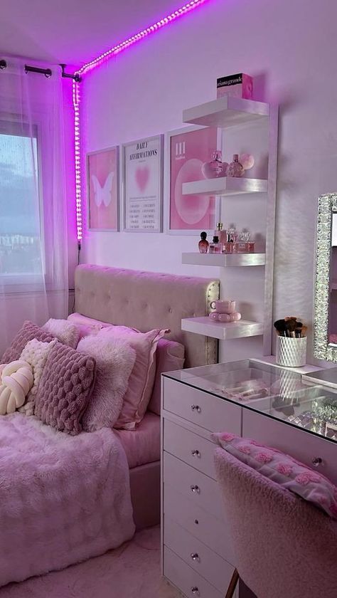 Bussines Room Ideas, 21 Year Old Room Ideas, Small Room With Vanity, Small Bedroom With Vanity, Room Ideas Aesthetic Led, Cute Small Rooms, Pink And White Room Decor, Rectangle Room Ideas Bedrooms, Bedroom With Vanity