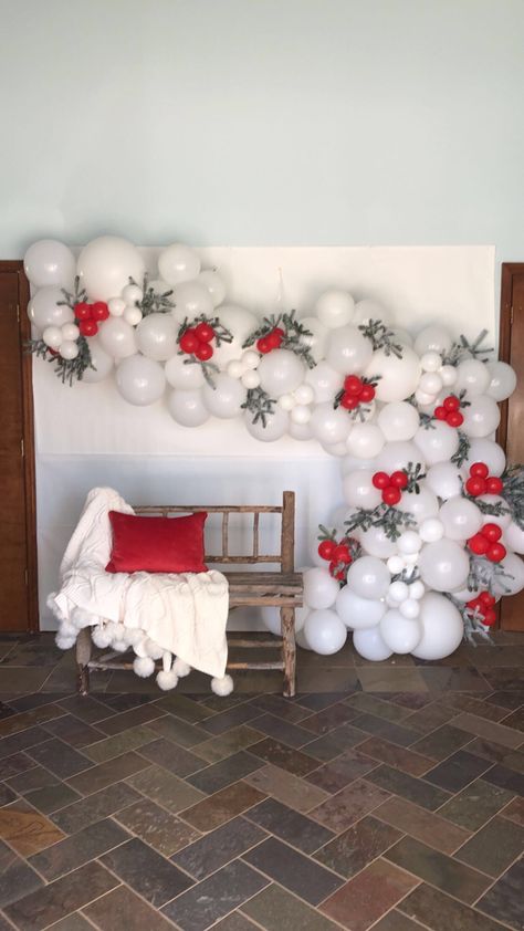 Christmas Bridal Shower Balloon Arch, Elegant Christmas Birthday Party, Winter Bridal Shower Photo Backdrop, Christmas Balloon Arch Backdrop, Christmas Bridal Shower Backdrop, Christmas Bridal Shower Table Decorations, White Christmas Decor Party, Christmas Bridal Shower Food Ideas, Christmas Balloon Arch Winter Wonderland