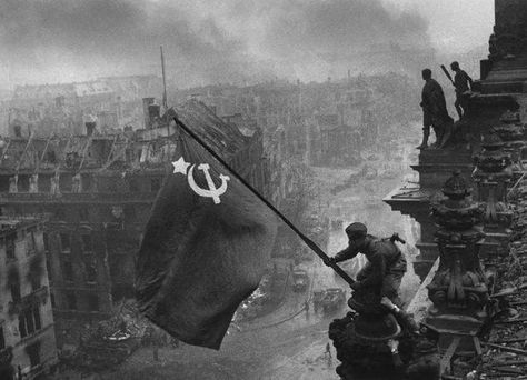 World War 2 Pictures: Rare Photos from WW2 Russian Fighter, Ww2 Photos, British Soldier, Human Soul, Red Army, Historical Pictures, Flag Stand, Rare Photos, Military History