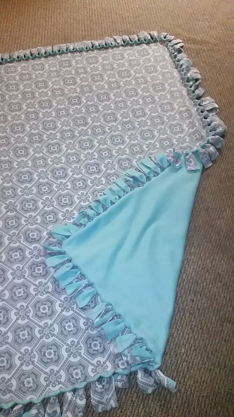 Blanket Knot, Tie Knot Blanket, Fleece Knot Blanket, Knot Blanket, Homemade Blankets, Fleece Projects, No Sew Fleece Blanket, No Sew Blankets, Diy Baby Blanket