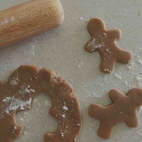 How To Make Gingerbread, Winter Baking, Foodie Gifts, How To Make Cookies, Christmas Aesthetic, Strawberry Shortcake, Christmas Wishlist, Gingerbread Cookies, Christmas Cookies