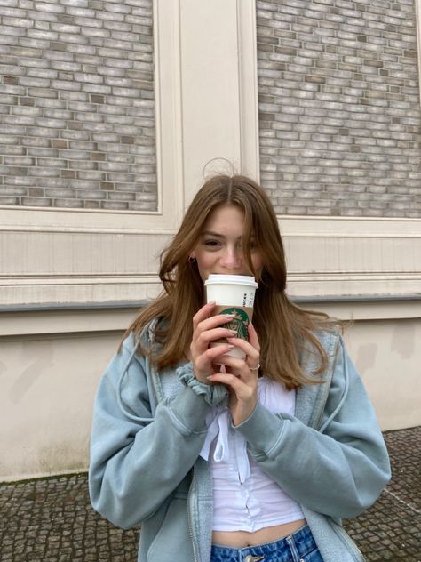 Starbucks Outfit Ideas, Starbucks Photo, Starbucks Photography, Starbucks Outfit, Coffee Starbucks, Hair Idea, Hand Reference, Ig Post, Candid Photography