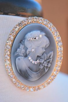 Cameo Vintage Cameo Jewelry, Zipper Jewelry, Vintage Trends, Cameo Jewelry, Barbie Vintage, Vintage Cameo, Blue Peach, Cameo Brooch, Gifts For Everyone