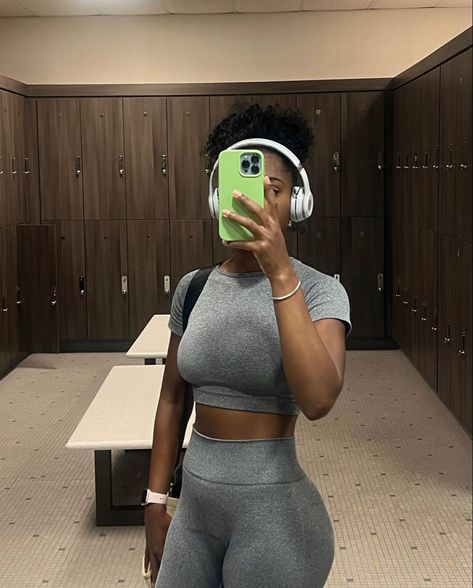 Fit girl in a locker room wearing a grey gym set mirror selfie. Gym restroom Gym Inspiration Black Women, Home Workout Aesthetic Black Women, Black Woman Fitness Outfit, Gym Girl Aesthetic Outfit Black, Gym Clothes Black Women, Black Woman Fit Aesthetic, Workout Black Aesthetic, Gym Asthetic Picture Black Women, Work Out Aesthetic Black Women