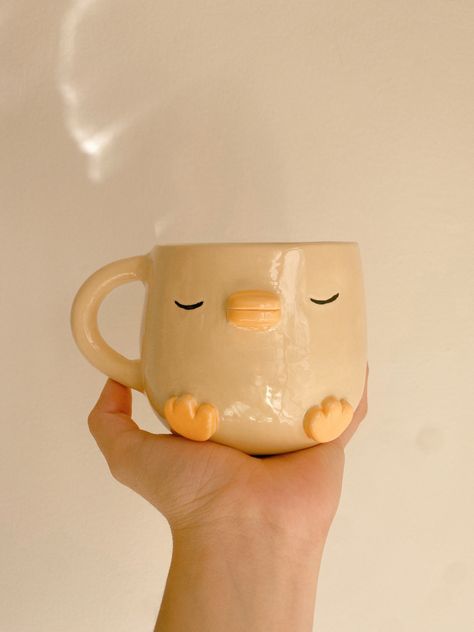 Ceramic Mug Decoration, Aesthetic Clay Mugs, Ceramics Cute Ideas, Cup Pottery Ideas, Clay Mug Ideas Aesthetic, Ceramics Mugs Ideas, Ceramic Ideas Cute, Ceramic Mug Diy, Fun Ceramics Ideas