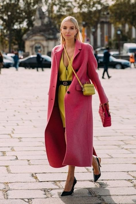 Paris Fall Fashion, Street Style 2022, Street Style Spring, Moda Paris, Sweater Trends, Europe Fashion, Womens Fashion Inspiration, Looks Street Style, Spring Street Style