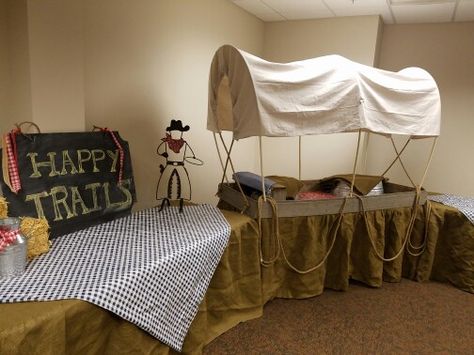 Covered Wagon Table, Cowboy Party Centerpiece, Cowboy First Birthday, Western Style Decor, Country Party, Western Theme Party, Primary Activities, Primary Music, Western Parties