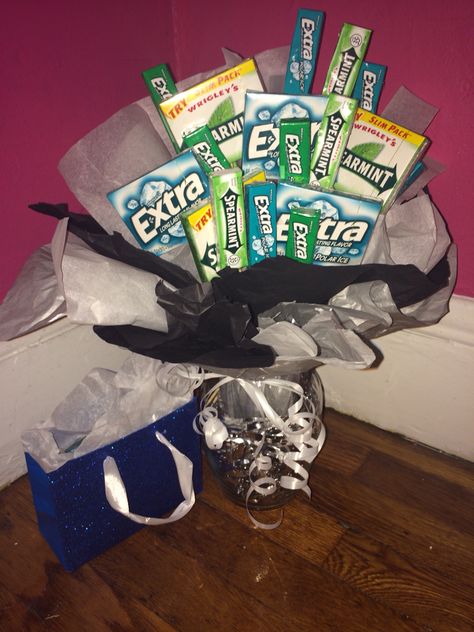 Gum Gift Basket, Gum Bouquet Diy, Gum Gift Ideas, Gum Bouquet, Candy Boquets, Juicy Fruit Gum, Cheap Bouquet, Candy Baskets, Extra Gum