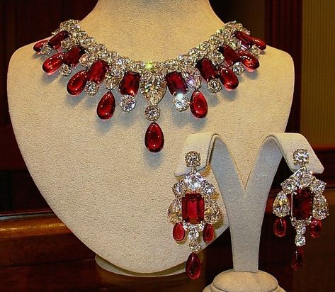 Red Diamond Jewelry, Bridal Jewelry Sets Brides, Ruby Jewellery, Ruby And Diamond Necklace, Daemon Targaryen, Expensive Jewelry Luxury, Fancy Jewellery Designs, Golden Jewelry, Jewelry Accessories Ideas