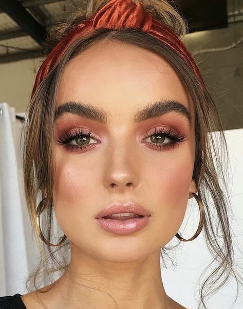 Cooper Makeup Look, Terracotta Blush Makeup, Make Up Playa, Coral Makeup Looks, Eyeshadow Looks For Green Eyes, Terracotta Makeup, Rosa Make-up, Looks For Green Eyes, Ombre Eyebrows