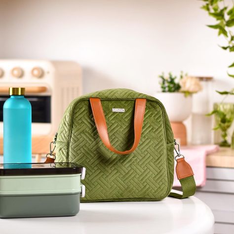 Going back to school, looking super cool! 🏫😎 Keep your lunch fresh, your snacks secure, and stay hydrated with our back to school essentials! 🎒🍱 Products included: 1. Thermal Insulated Travel Lunch Bag Green 2. Stackable Insulated Lunch Box With Cutlery Blue 1050ml 3. Large Fluted Glass Storage Container With Airtight Lid Set Of 2 800ml 4. Tiffin Box For Office With 3 Individual Compartments Brown 750ml 5. Multipurpose Tiffin Bag Navy Blue 6. Multipurpose Thermal Insulated Jute Lunch Bag B... Tiffin Bag, Jute Lunch Bags, Travel Lunches, Travel Lunch, Tiffin Box, Glass Storage Containers, Fluted Glass, Back To School Essentials, Insulated Lunch Box