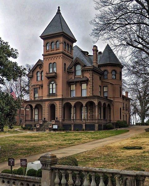 Victorian Arch, Abandoned Mansion For Sale, Vampire House, Victorian Style House, Old Victorian Homes, Victoria House, Victorian Style Homes, Old Mansions, Spooky House