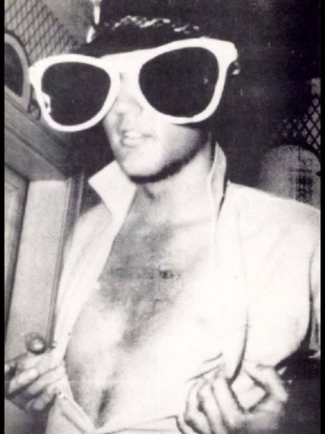 Elvis being silly showing burn scars on his chest. Elvis Presley Photos, Last Fm, Elvis Presley, Funny, White, Black