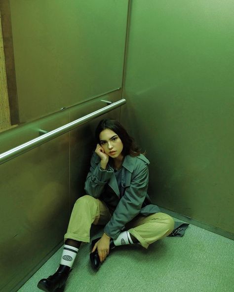 Elevator Poses Aesthetic, Photoshoot In Elevator, Lift Aesthetics Photos, Lift Photoshoot Photo Ideas, Elevator Photoshoot Photo Ideas, Lift Photoshoot, Subway Portrait, Elevator Poses, Elevator Photography