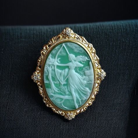 Indulge in timeless elegance with our exquisite 925 Sterling Silver Cameo Brooch featuring a natural green agate, plated with 18K gold. Meticulously crafted to perfection, this piece exudes sophistication and charm. Perfect for elevating any outfit, it's a must-have addition to your jewelry collection. Whether worn on a lapel, scarf, or hat, this brooch is sure to make a statement wherever you go. Treat yourself or a loved one to the luxury of fine craftsmanship with this stunning accessory. Trendy Fashion Accessories, Cameo Brooch, Green Agate, Vintage Brooch, Dream Jewelry, Vintage Brooches, Favorite Jewelry, Trendy Fashion, Jewelry Box