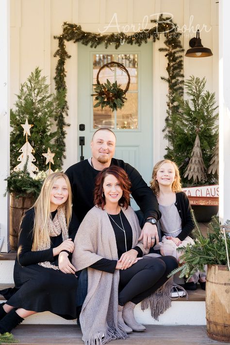 Front Porch Pictures, Christmas Tree And Fireplace, Christmas Poses, Christmas Family Photoshoot, Family Christmas Card Photos, Mini Photo Sessions, Bedroom Christmas, Holiday Mini Session, Decorating Bedroom