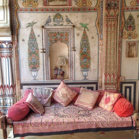 Haveli India, Indian Bedroom Decor, Eclectic Chic, Indian Bedroom, Indian Interiors, Ethnic Decor, Indian Furniture, Read A Book, Bohemian Living