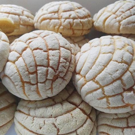 Semitas Mexicanas Recipes, Conchitas Recipe, Conchas Recipe, Cemetery Boys, Mexican Sweet Bread, Mexican Sweets, Mexican Pastries, Mexican Desserts, Mexican Sweet Breads