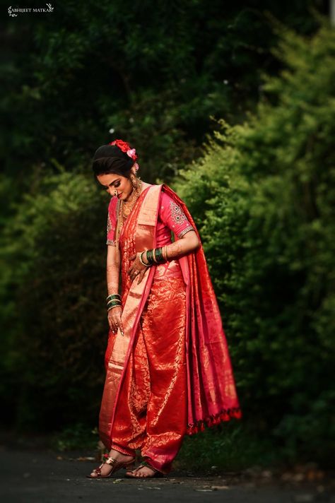 Marathi Saree Photoshoot Poses, Nawari Saree Pose, Maharashtrian Saree Photoshoot Poses, Pose On Navari Saree, Nauvari Kasta Saree, Maharashtrian Bride Poses, Kasta Saree Poses, Poses For Nauvari Saree, Nauvari Photoshoot Poses