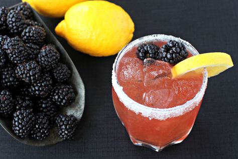 Blackberry Whiskey Sour Recipe Relaxing Drinks, Blackberry Whiskey, Recipe Using Lemons, Whiskey Drinks Recipes, Whiskey Sour Recipe, Sour Drink, Party Drinks Alcohol, Sour Foods, Cocktail Ideas