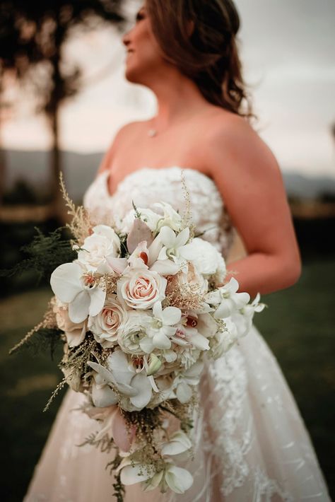 Uno de los ramos que conquistan a las colombianas, son los cascada. #matrimoniocomco #ramosdenovia #bouquet #flowers #ramo #florescolombianas Off White Flower Bouquet, Bride And Bouquet, Bride Bouquets Ideas, Bouquet Of Flowers For Bride, Bridal Bouquet Ideas Pink, Flower Bouquet For Wedding Bride, Falling Wedding Bouquet, Big Wedding Bouquet Brides, Bouquet Of Flowers Bride