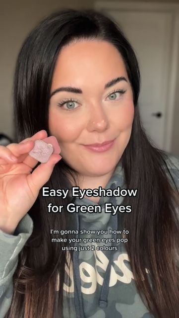 Everyday Green Eye Makeup, Simple Makeup Green Eyes, Easy Makeup For Green Eyes, Best Eye Shadow For Green Eyes, Make Up For Green Eyes Natural, Neutral Eyeshadow For Green Eyes, Day Makeup For Green Eyes, Eye Shadow Hazel Eyes, Eyeshadow For Green Eyes Natural