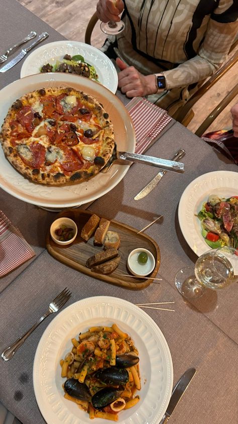 #italian #italiandinner #italianfood #dinner #food #lunch #rest #restaraunt #familydinner #pasta #pizza #italissimo #italy #italyfood #italytrip Italian Fast Food, Italy Table, Italian Plates, Italian Bistro, Italian Family, Pasta Bar, Pasta Pizza, Bobby Brown Stranger Things, Food Lunch