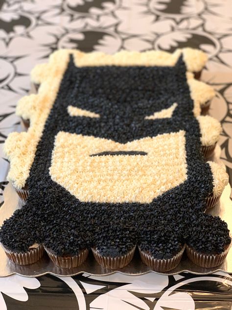 Batman Pull Apart Cupcakes, Batman Cupcakes Ideas, Batman Cupcake Cake, Batman Cupcakes, Pull Apart Cupcake, Spiderman Cupcakes, Batman Room, Pull Apart Cupcake Cake, Buttercream Cake Designs