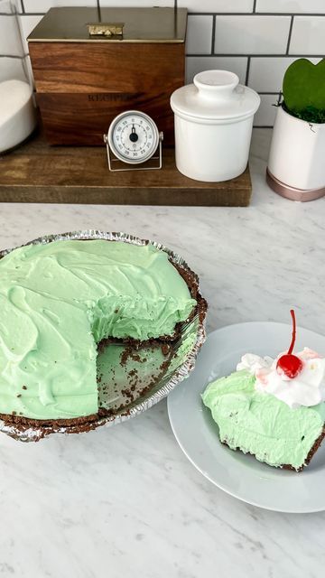 Alicia Kim on Instagram: "5 minute shamrock shake pie! So so good and my whole family agreed it tastes like a shamrock shake! To make: -Mix 2 3.4 oz packages instant vanilla pudding with 2 cups milk -Fold in 8 oz container of cool whip -Add 1/2 teaspoon mint extract -About 16 drops green food coloring -Add to premade cookie pie crust -chill 4 hours or overnight #stpatricksday #stpatricksday🍀 #easydessert #easydesserts" Shamrock Shake Pie Recipe, Shamrock Shake Pie, Shamrock Pie, St Patricks Desserts, Cookie Pie Crust, St Patricks Food, Green Pie, Shamrock Shake, Pudding Pies