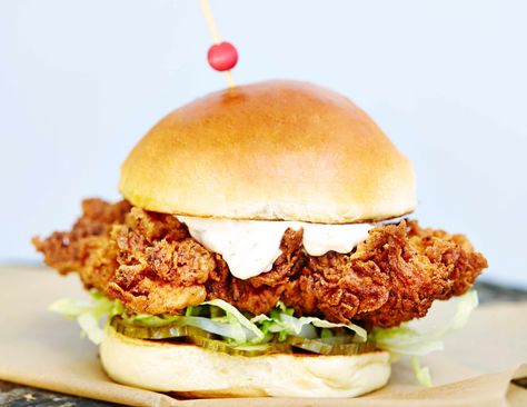 Best Chicken Burger Recipe, Buttermilk Chicken Burger, Crispy Chicken Burgers, Fried Chicken Burger, Chicken Burgers Recipe, Buttermilk Chicken, Buttermilk Fried Chicken, Fried Chicken Sandwich, Chicken Burger