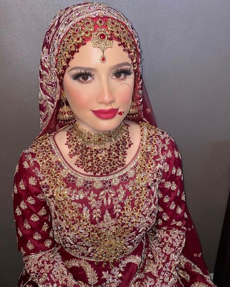 Desi Hijabi Wedding, Hijabi Desi Bride, Hijabi Bride Pakistani, Hijab Bride Pakistani, Shaadi Makeup, Bride With Hijab, Hijabi Bride, Hijabi Wedding, Bridal Hijab Styles