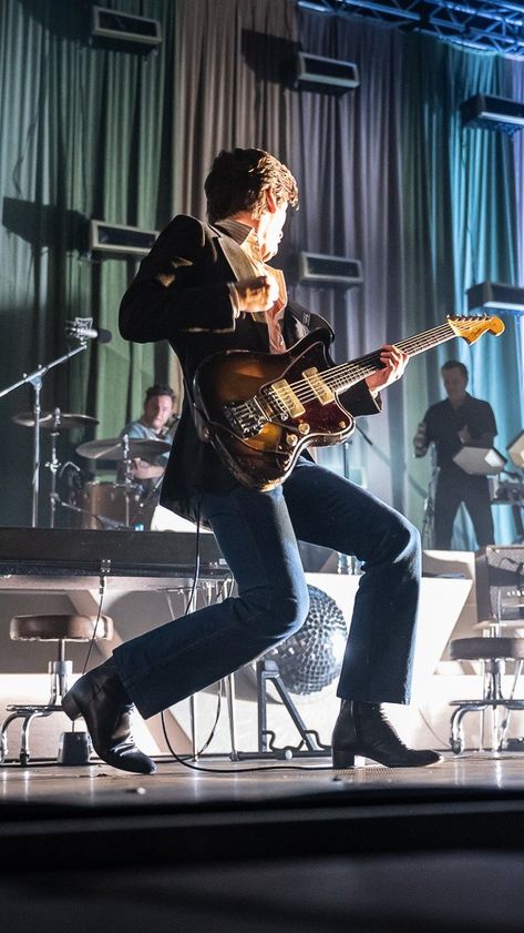 Alex Turner Style 2022, Alex Turner With Guitar, Alex Turner Fashion, Artic Monkeys Outfits, Alex Turner Suit, Arctic Monkeys Style, Alex Turner Style, Alex Turner Guitar, Alex Turner Aesthetic