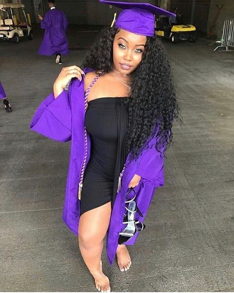 🤯💙 on Instagram: “Who graduating this year ?🤔💜 (Follow @dreapostedthat_ for more💜) - - - - - - -#follow #iiiamdesschallenge #freakythreads #captionthis…” Graduation Hairstyles For Black Women, Rainy Day Dress Outfit, Senior Picture Makeup, College Graduation Photoshoot, Graduation Look, Girl Graduation, Graduation Hairstyles, Senior Picture Outfits, Graduation Photoshoot