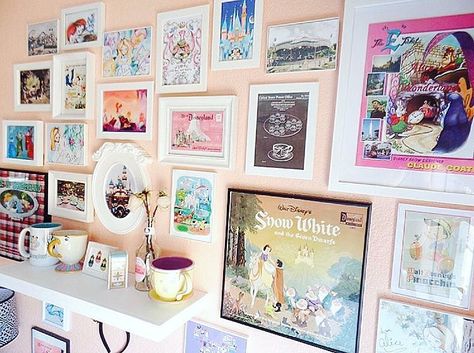 We love this frame display, a beautiful collection of posters and photographs… Disney Wall Ideas Home Decor, Disney Room Ideas, Disney Gallery Wall, Disney Dorm, Disney Office, Casa Disney, Disney House, Deco Disney, Disney Room